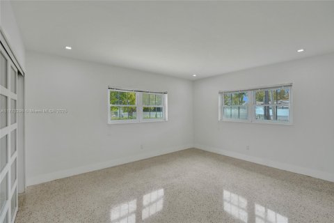 House in North Miami, Florida 3 bedrooms, 145.67 sq.m. № 1696185 - photo 17