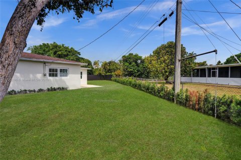 House in North Miami, Florida 3 bedrooms, 145.67 sq.m. № 1696185 - photo 28