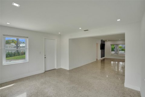 House in North Miami, Florida 3 bedrooms, 145.67 sq.m. № 1696185 - photo 12