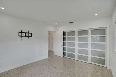 House in North Miami, Florida 3 bedrooms, 145.67 sq.m. № 1696185 - photo 15
