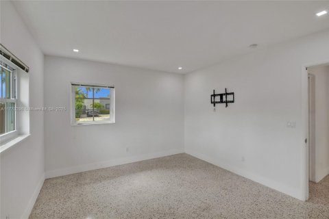 House in North Miami, Florida 3 bedrooms, 145.67 sq.m. № 1696185 - photo 16