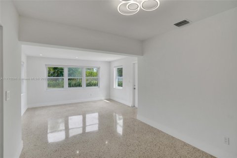 House in North Miami, Florida 3 bedrooms, 145.67 sq.m. № 1696185 - photo 10