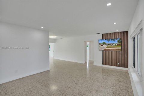 House in North Miami, Florida 3 bedrooms, 145.67 sq.m. № 1696185 - photo 6