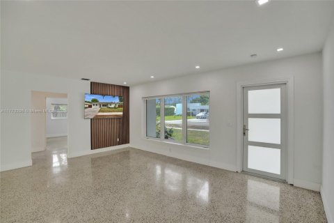 House in North Miami, Florida 3 bedrooms, 145.67 sq.m. № 1696185 - photo 7