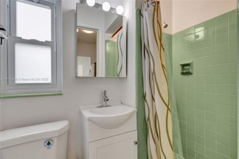 House in North Miami, Florida 3 bedrooms, 145.67 sq.m. № 1696185 - photo 25