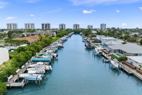 Condominio en venta en Hutchinson Island South, Florida, 2 dormitorios, 130.16 m2 № 1177169 - foto 1