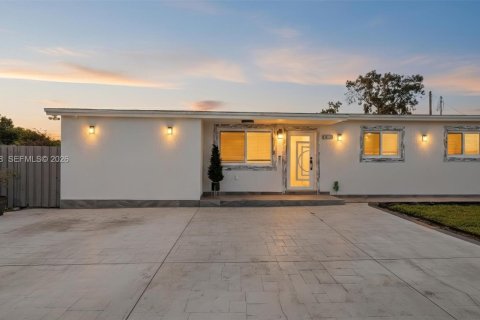 House in Miami, Florida 4 bedrooms, 111.67 sq.m. № 2087826