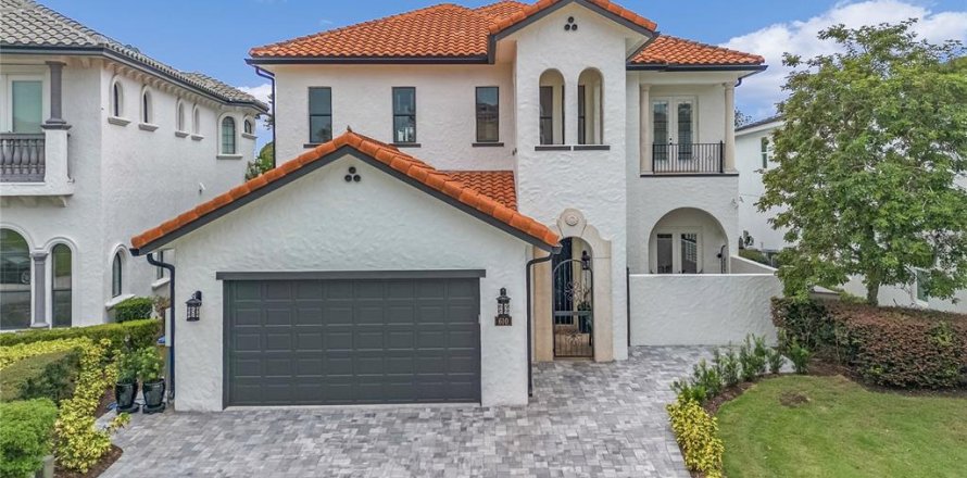 Casa en Four Corners, Florida 4 dormitorios, 390.75 m2 № 1894899