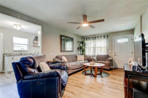 House in Tampa, Florida 3 bedrooms, 115.94 sq.m. № 1833108 - photo 4