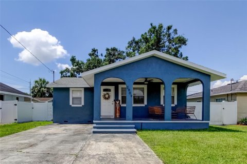 House in Tampa, Florida 3 bedrooms, 115.94 sq.m. № 1833108 - photo 1