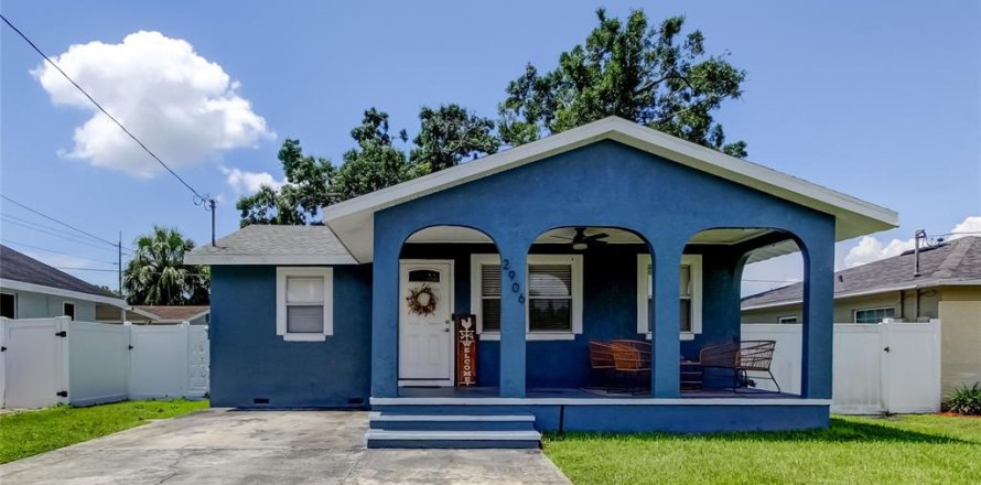 House in Tampa, Florida 3 bedrooms, 115.94 sq.m. № 1833108