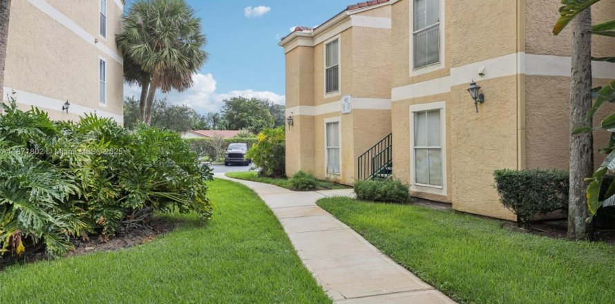 Condo in Coral Springs, Florida, 2 bedrooms № 1895937