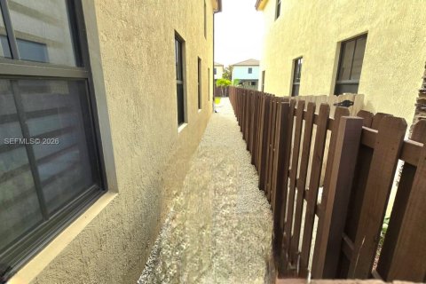 House in Doral, Florida 5 bedrooms, 277.96 sq.m. № 2002745 - photo 22