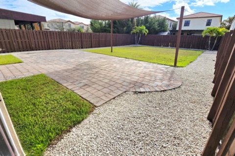 House in Doral, Florida 5 bedrooms, 277.96 sq.m. № 2002745 - photo 16