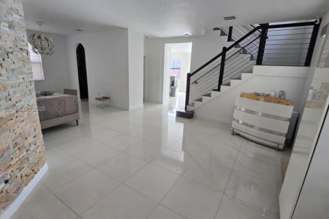 House in Doral, Florida 5 bedrooms, 277.96 sq.m. № 2002745 - photo 5