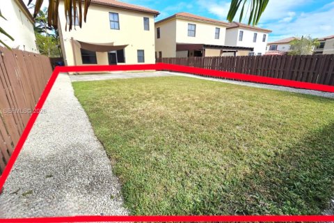 House in Doral, Florida 5 bedrooms, 277.96 sq.m. № 2002745 - photo 13