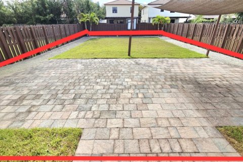 House in Doral, Florida 5 bedrooms, 277.96 sq.m. № 2002745 - photo 2