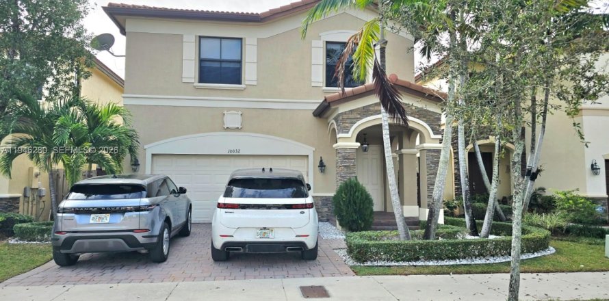 House in Doral, Florida 5 bedrooms, 277.96 sq.m. № 2002745