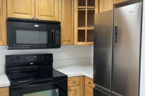 Condo in Miami, Florida, 1 bedroom  № 2027861 - photo 11