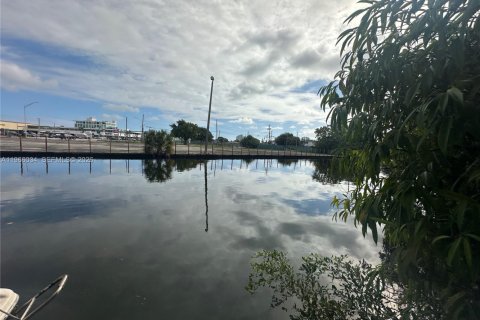 Condo in Miami, Florida, 1 bedroom  № 2027861 - photo 2