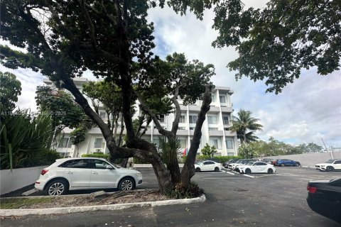 Condo in Miami, Florida, 1 bedroom  № 2027861 - photo 3