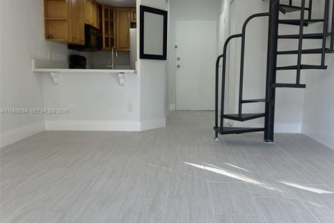 Condo in Miami, Florida, 1 bedroom  № 2027861 - photo 10