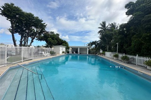 Condo in Miami, Florida, 1 bedroom  № 2027861 - photo 5