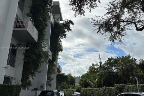 Condo in Miami, Florida, 1 bedroom  № 2027861 - photo 7