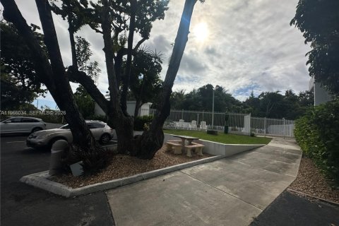 Condo in Miami, Florida, 1 bedroom  № 2027861 - photo 4