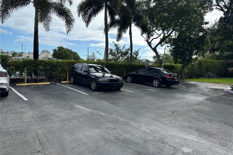 Condo in Miami, Florida, 1 bedroom  № 2027861 - photo 14