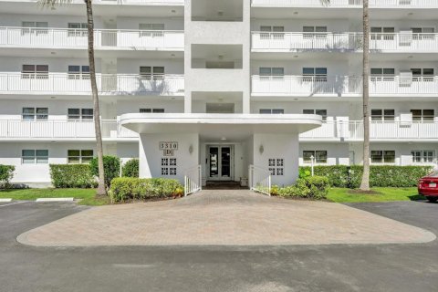 Condo in Highland Beach, Florida, 1 bedroom  № 1043122 - photo 1