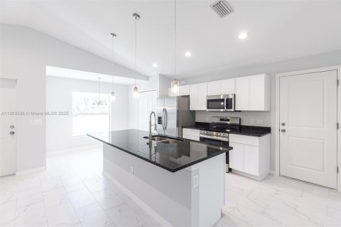 Villa ou maison à vendre à Lehigh Acres, Floride: 3 chambres, 129.41 m2 № 1965278 - photo 6