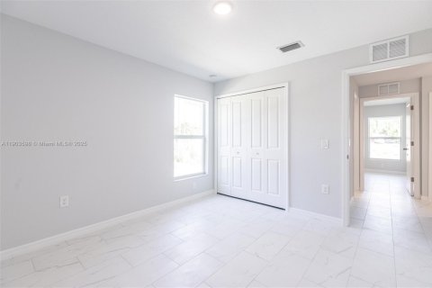 Villa ou maison à vendre à Lehigh Acres, Floride: 3 chambres, 129.41 m2 № 1965278 - photo 14