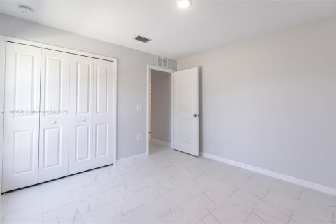 Villa ou maison à vendre à Lehigh Acres, Floride: 3 chambres, 129.41 m2 № 1965278 - photo 15