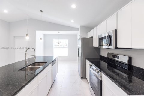 Villa ou maison à vendre à Lehigh Acres, Floride: 3 chambres, 129.41 m2 № 1965278 - photo 7