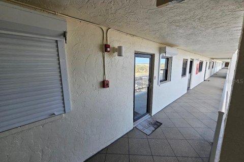 Condo in Indian Shores, Florida, 2 bedrooms  № 1538355 - photo 17