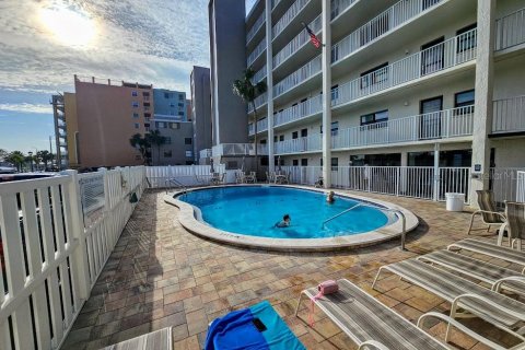 Condo in Indian Shores, Florida, 2 bedrooms  № 1538355 - photo 14