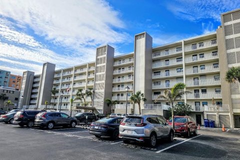 Condo in Indian Shores, Florida, 2 bedrooms  № 1538355 - photo 2