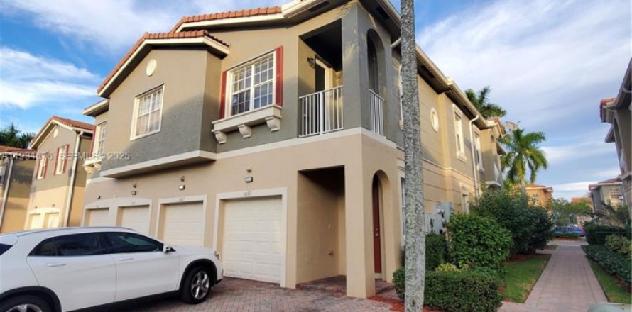 Adosado en Tamarac, Florida 2 dormitorios, 100.06 m2 № 1990341