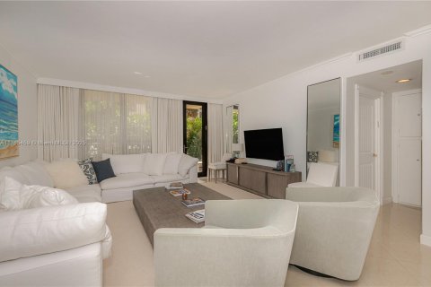 Condo in Bal Harbour, Florida, 1 bedroom  № 1868000 - photo 2
