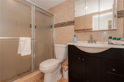 Condo in Bal Harbour, Florida, 1 bedroom  № 1868000 - photo 7