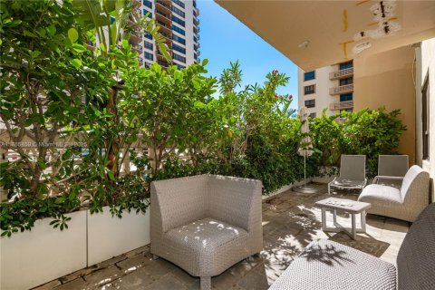 Condo in Bal Harbour, Florida, 1 bedroom  № 1868000 - photo 9