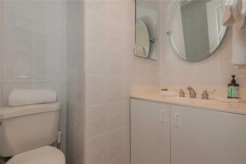 Condo in Bal Harbour, Florida, 1 bedroom  № 1868000 - photo 8