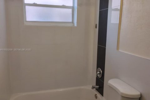 Villa ou maison à louer à Miami, Floride: 1 chambre, 65.03 m2 № 1991341 - photo 12