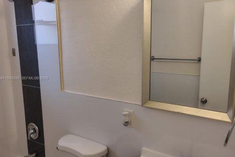 Villa ou maison à louer à Miami, Floride: 1 chambre, 65.03 m2 № 1991341 - photo 13