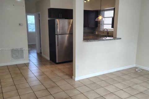 Villa ou maison à louer à Miami, Floride: 1 chambre, 65.03 m2 № 1991341 - photo 3