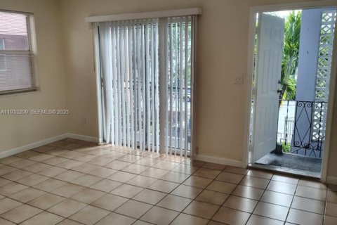 Villa ou maison à louer à Miami, Floride: 1 chambre, 65.03 m2 № 1991341 - photo 2