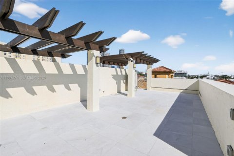 Condo in Miami Beach, Florida, 2 bedrooms  № 2049666 - photo 3