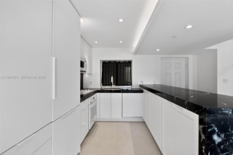 Condo in Miami Beach, Florida, 2 bedrooms  № 2049666 - photo 13