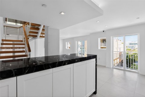 Condo in Miami Beach, Florida, 2 bedrooms  № 2049666 - photo 12